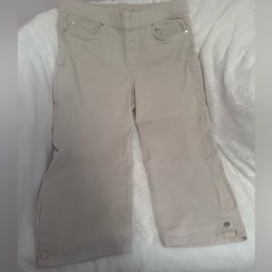 Size 10 Gloria Vanderbilt Avery Capris
